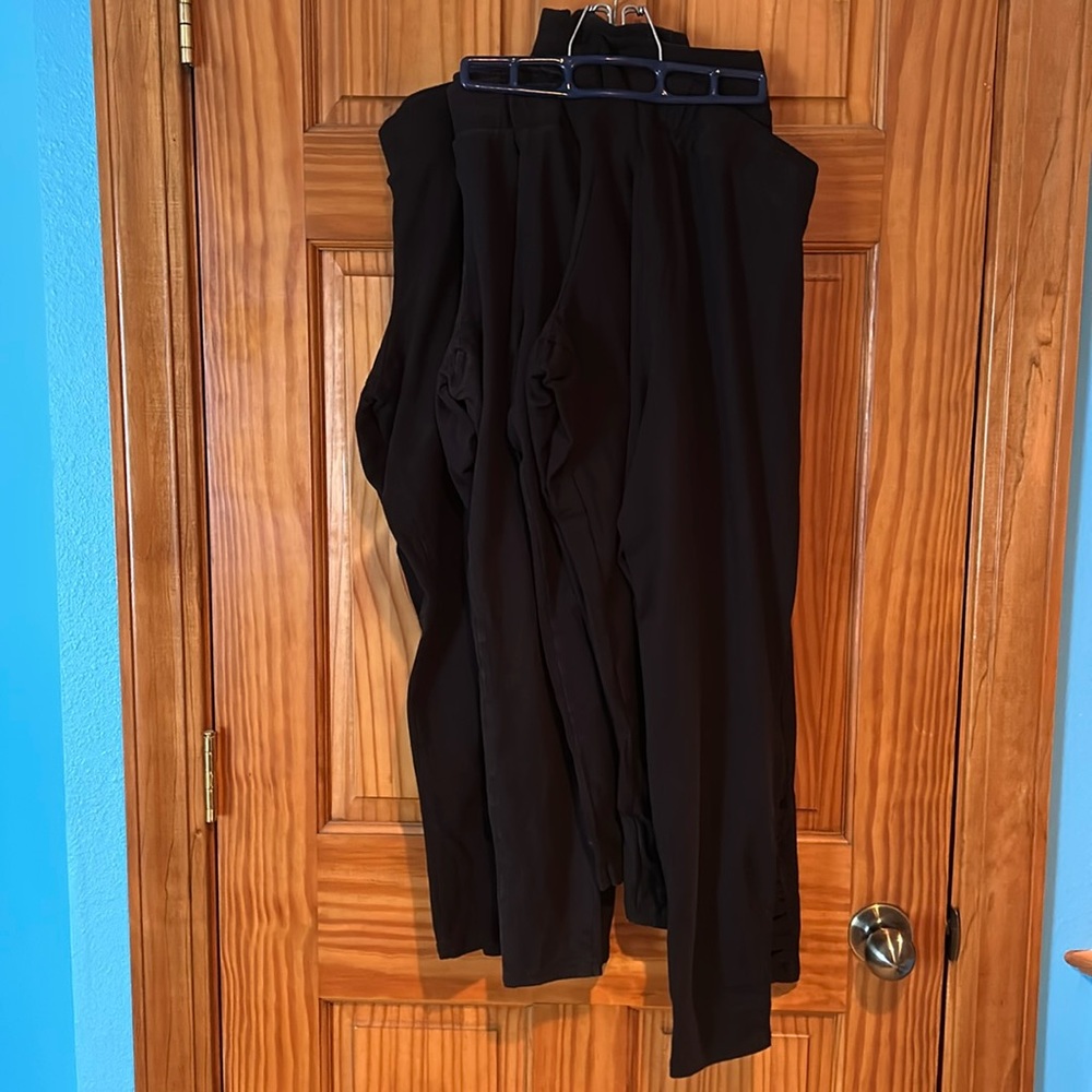 Lot of 5 pairs Torrid Leggings size 1. 2 full length, 1 crop, 2 luxe pairs.